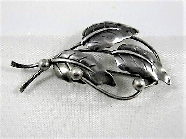 Nils Erik From DK, broche 925 zilver 3 blaadjes en besjes, Ophalen, Zo goed als nieuw, Zilver, Zilver