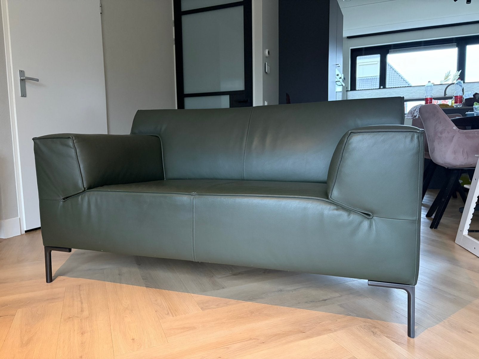 Design on stock leren loveseat donkergroen, Huis en Inrichting, Banken | Bankstellen, Ophalen, Gebruikt, Rechte bank, Minder dan 150 cm