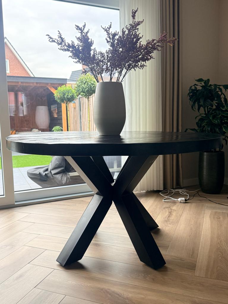 Zwarte mangohout 140 cm eettafel met spinpoot, Huis en Inrichting, Tafels | Eettafels, Gebruikt, 100 tot 150 cm, Rond, Ophalen of Verzenden