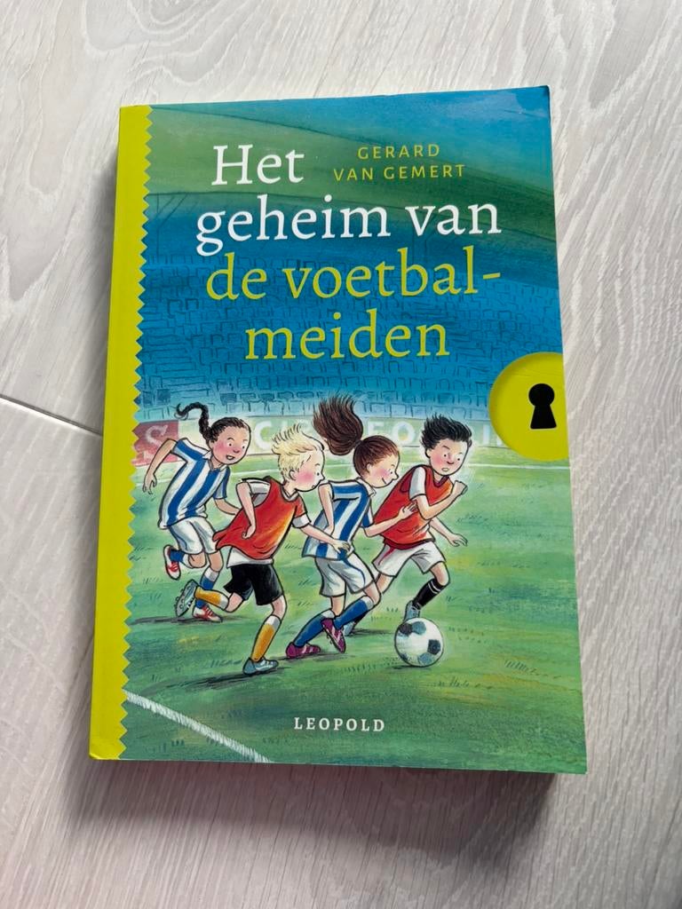 Het geheim van de voetbalmeiden, Gerard van Gemert, Boeken, Ophalen, Zo goed als nieuw, Fictie algemeen