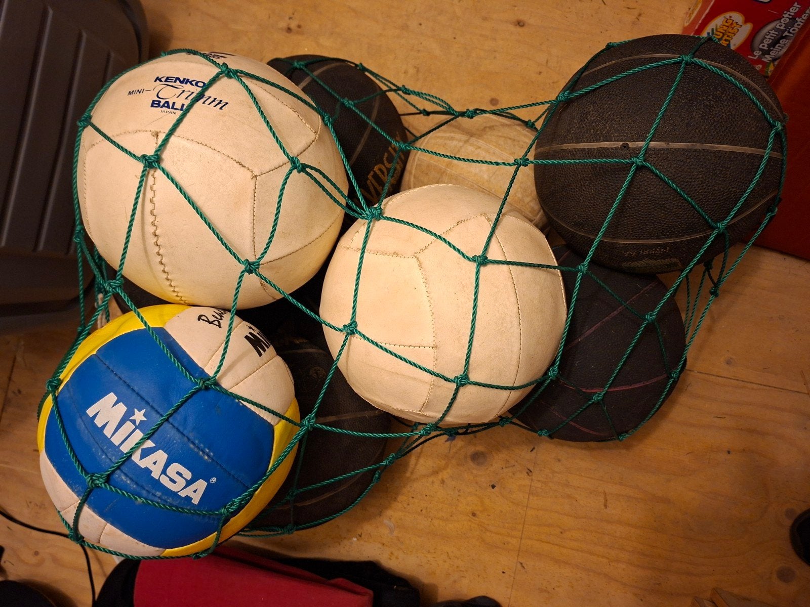 Diverse sportballen in net - Mikasa, Kenko, Universe, Maat XL, Ophalen of Verzenden, Gebruikt, Bal