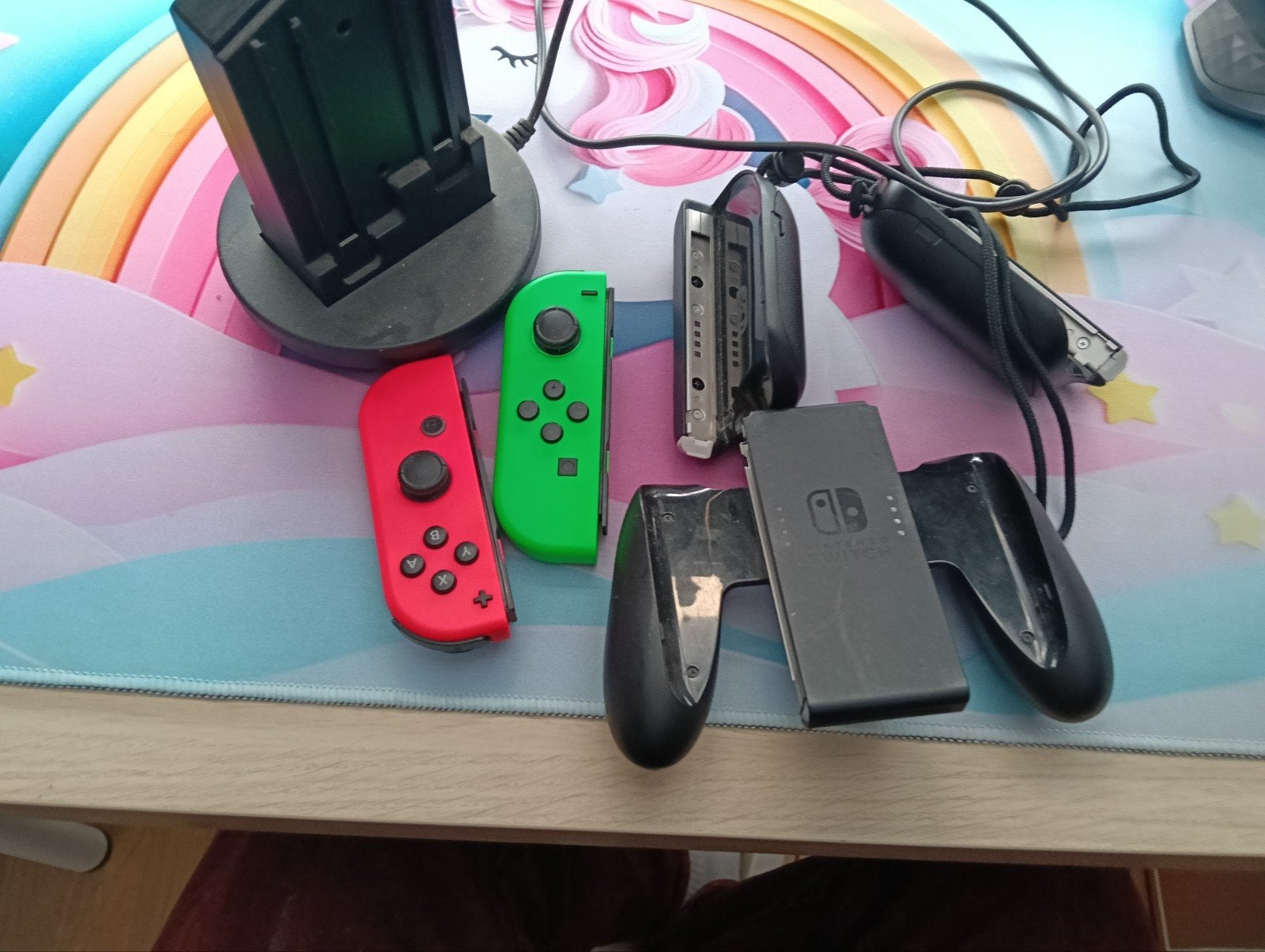 Joy-Con controllers (rood/groen) + oplaadstation, Spelcomputers en Games, Spelcomputers | Nintendo Switch, Ophalen of Verzenden