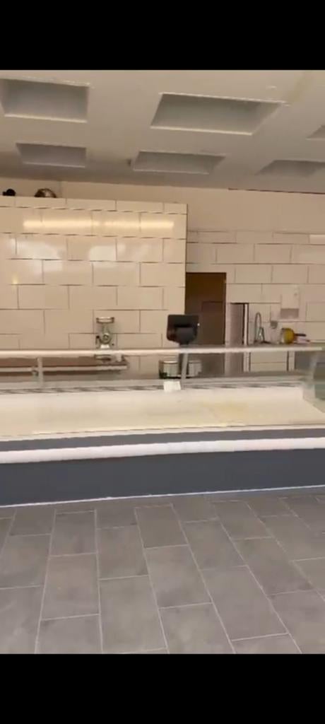 MOET SNEL WEG Grote Koeltoonbank voor Slagerij of Supermarkt, Ophalen, Gebruikt, Koelen en Vriezen