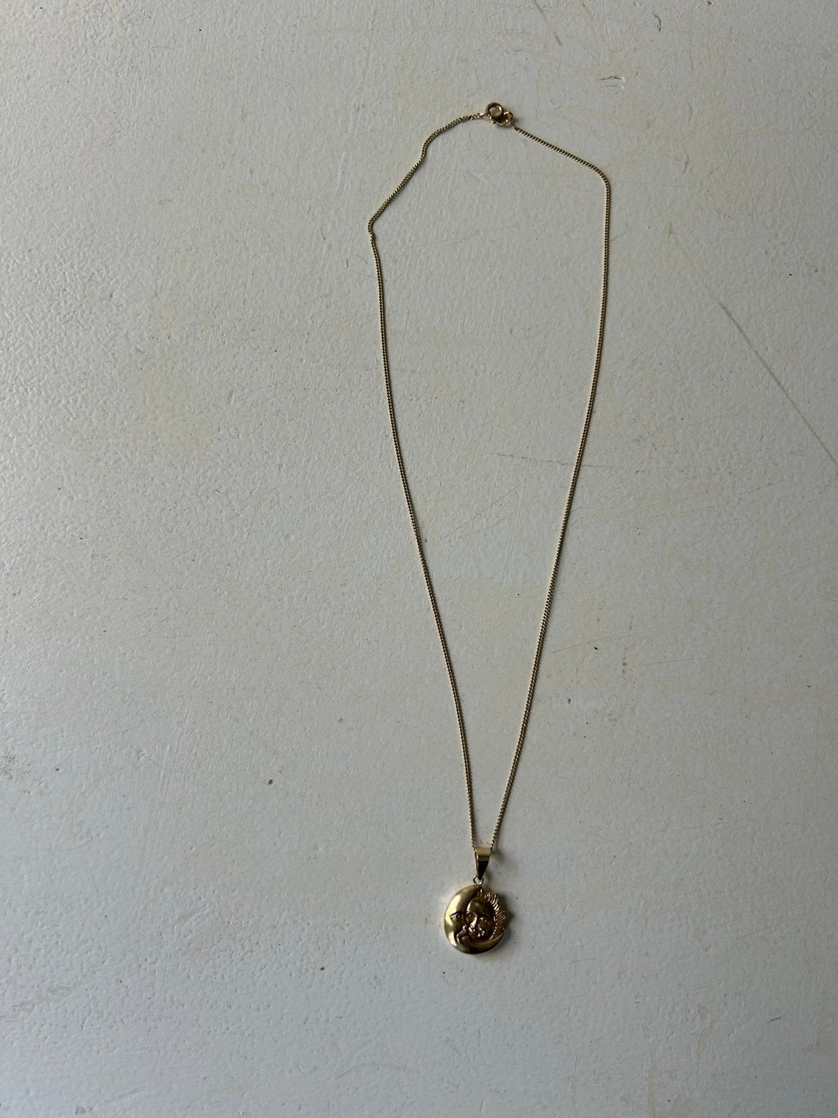 Gouden ketting met maan en zon hanger, 14 karaat (585), Ophalen of Verzenden, Zo goed als nieuw, Goud, Met hanger