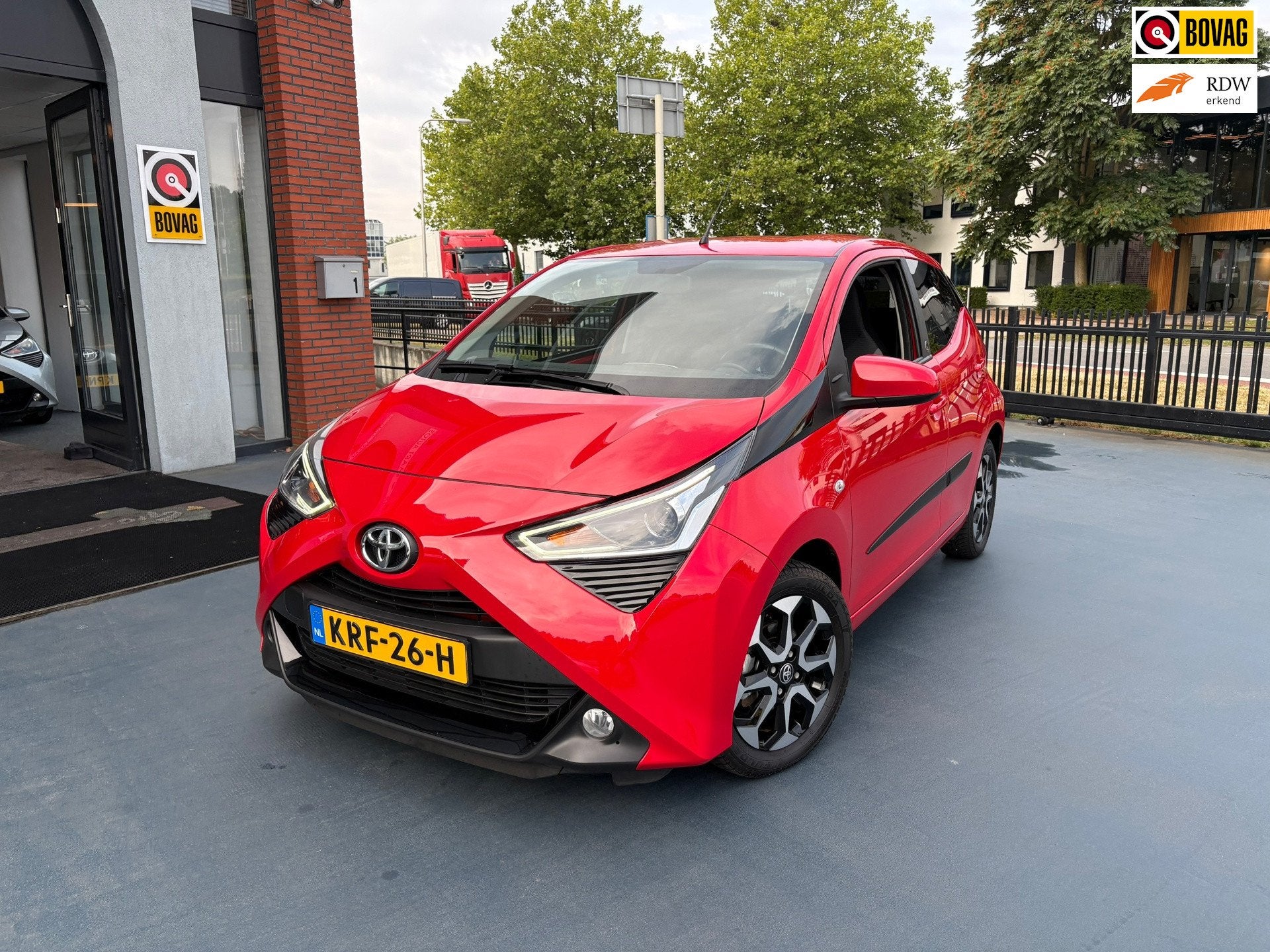 Toyota Aygo 1.0 VVT-i x-play AUTOMAAT LMV AIRCO, Auto's, Toyota, Gebruikt, Euro 6, 4 stoelen, 3 cilinders