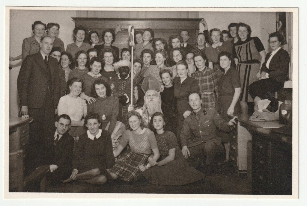 Oude grote foto Sinterklaas en zwarte Piet met militair, Gebruikt, Verzenden, Foto, 1940 tot 1960