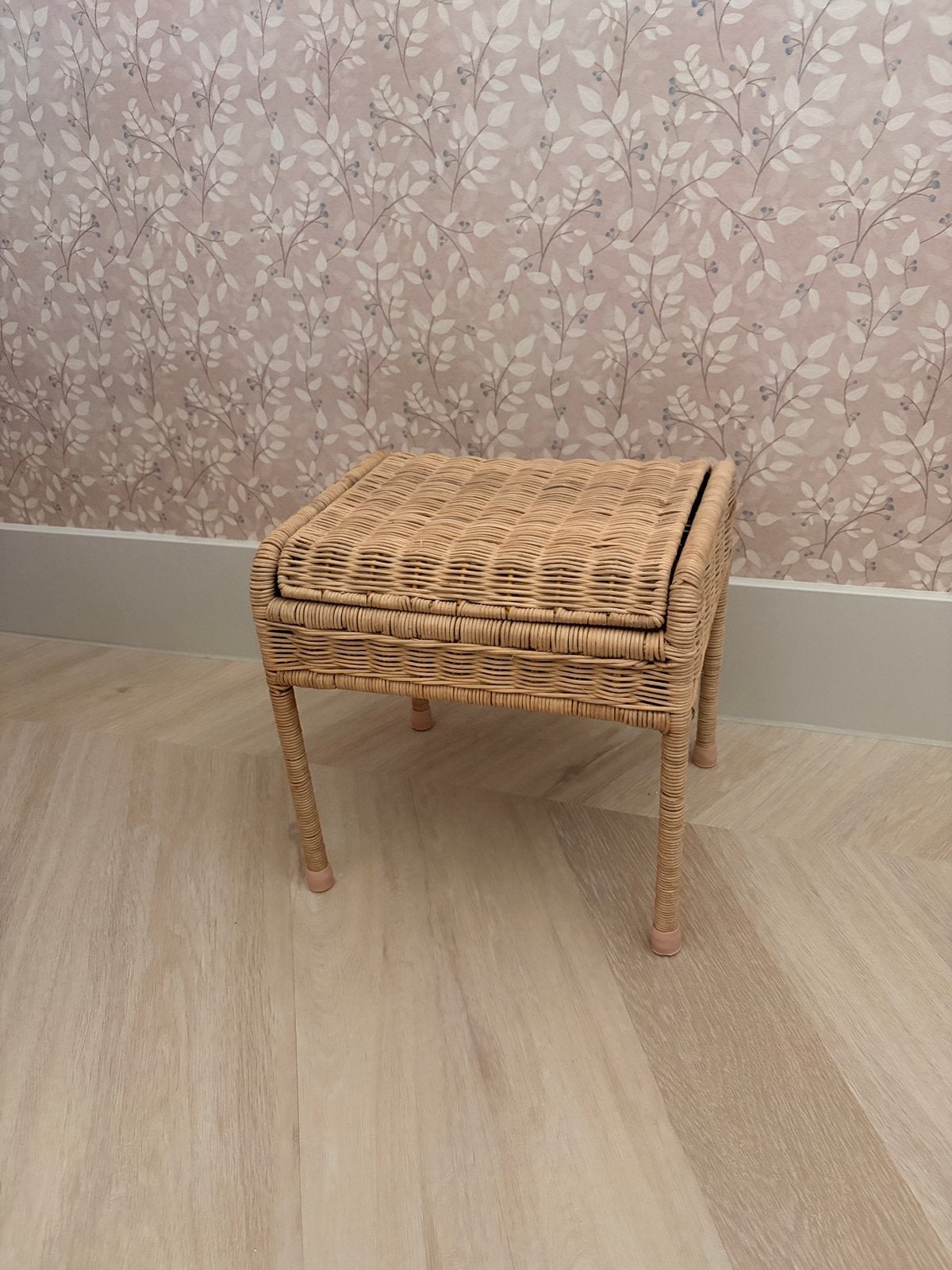 Ollie Ella rotan tafeltje nachtkastje, Ophalen, Zo goed als nieuw, Poppenhuis