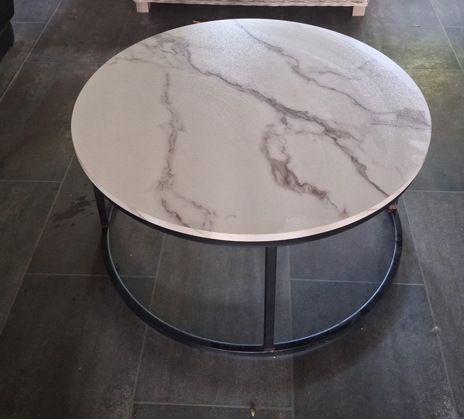 Ronde salontafel met marmerlook blad - Goed onderhouden, Ophalen of Verzenden, Zo goed als nieuw, Rond, Metaal