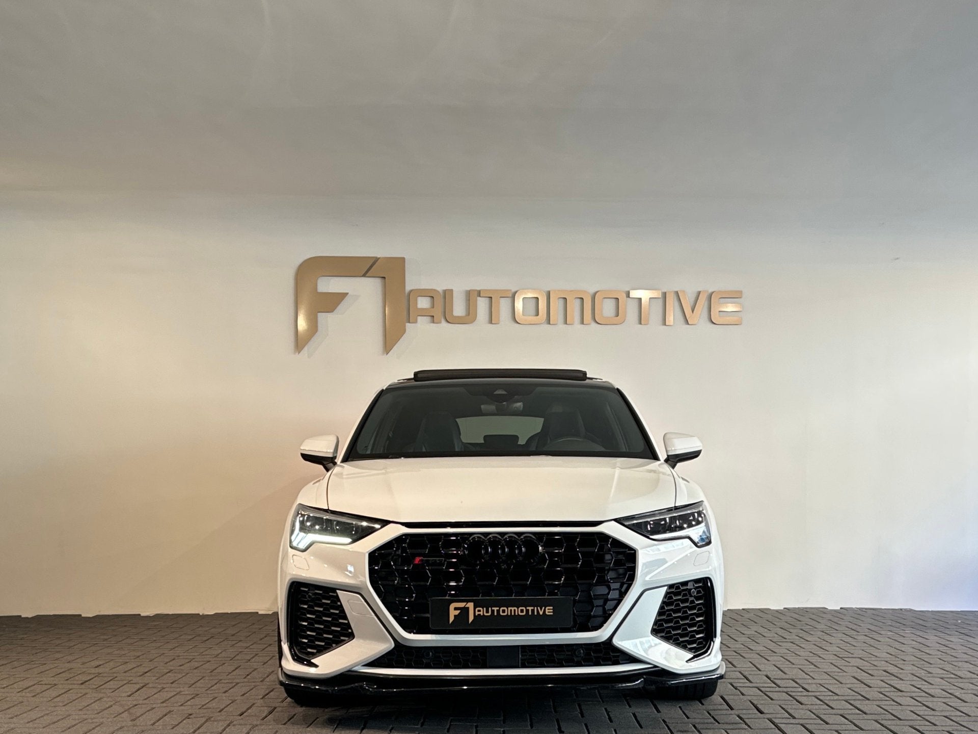 Audi RSQ3 Sportback 2.5 TFSI Pano|B&O|360|Carbon|Keyless|ACC, Auto's, Automaat, Dealer onderhouden, Gebruikt, 1675 kg