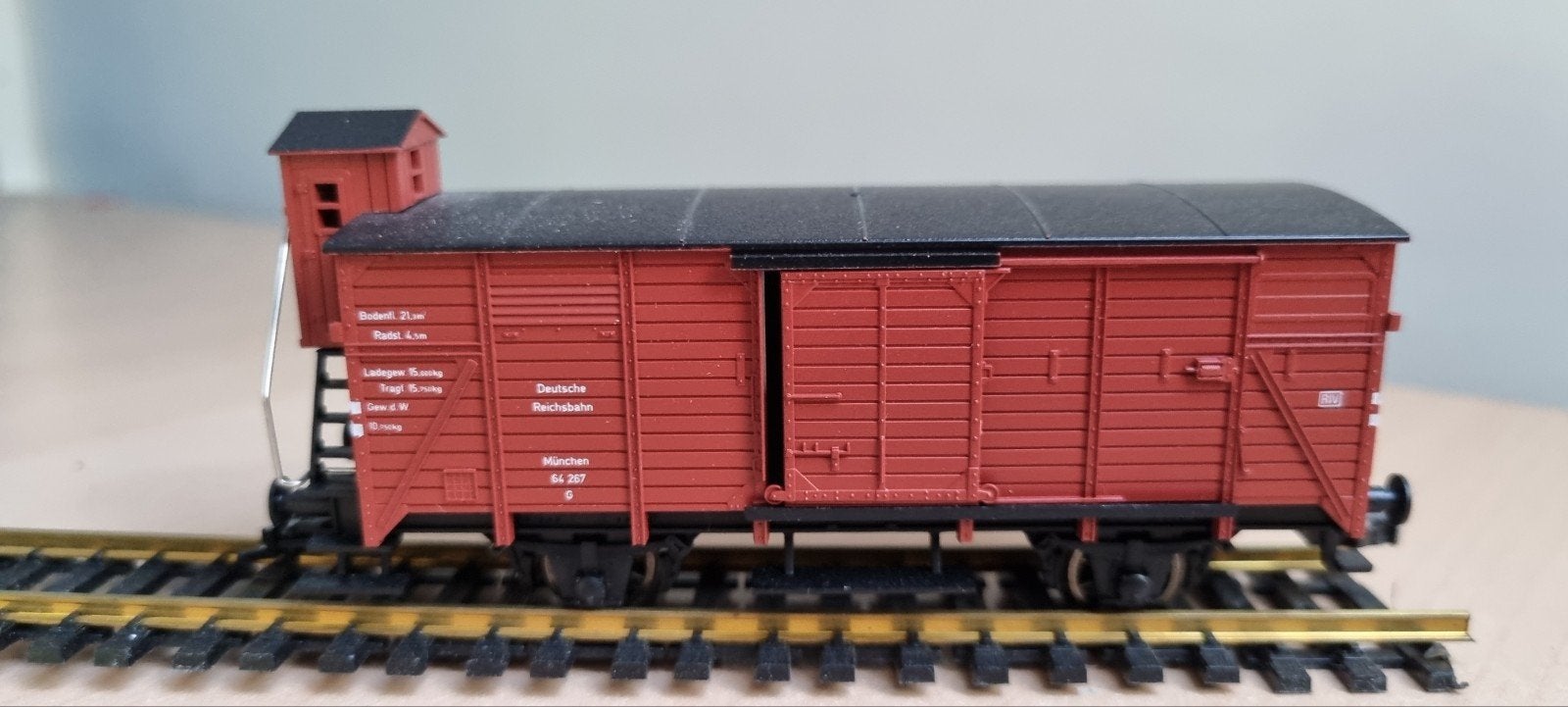 Fleischmann gesloten veewagen met remmershut DB, Gebruikt, Gelijkstroom, Fleischmann, Wagon