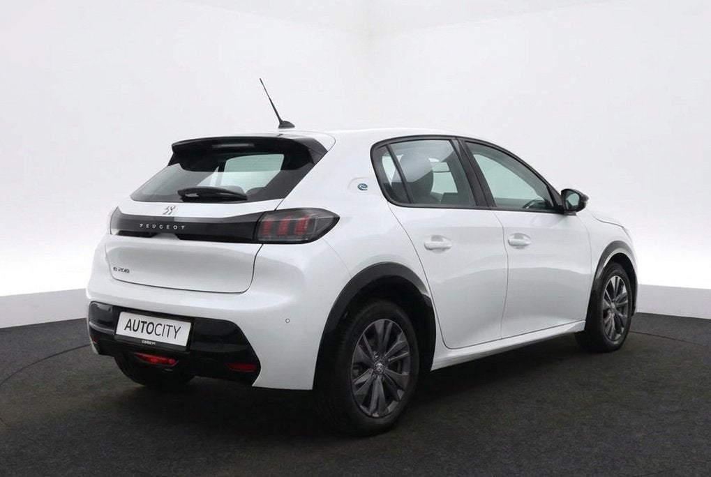 Peugeot e-208 Allure 50 kWh Camera l Navi l Keyless, Auto's, Peugeot, Gebruikt, Leder en Stof, Wit, 420 min