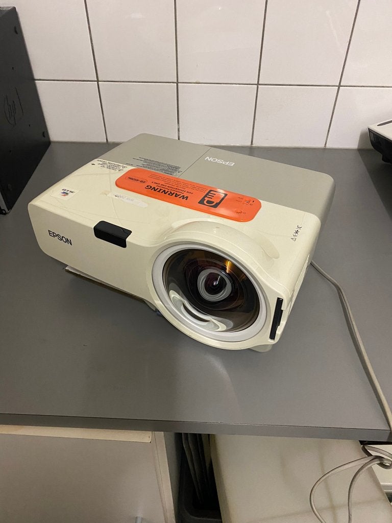 Beamer, Epson, 4 of 8 in 1 koop, Audio, Tv en Foto, Ophalen, EPSON, Zo goed als nieuw, LCD