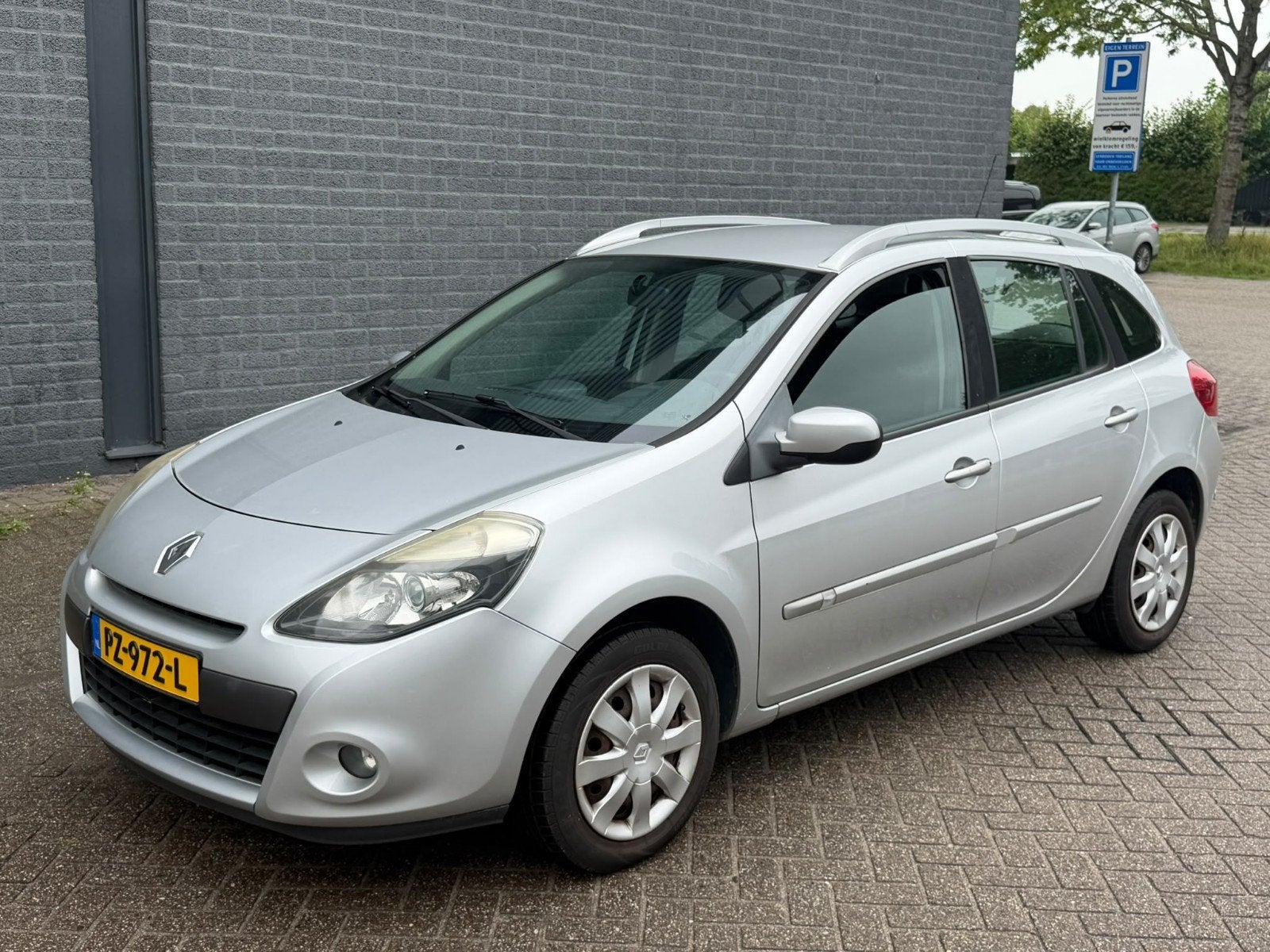 Renault Clio 1.2 i BJ 2010 apk airco nap elek.pakket, Auto's, Voorwielaandrijving, 74 pk, Zwart, 49 €/maand