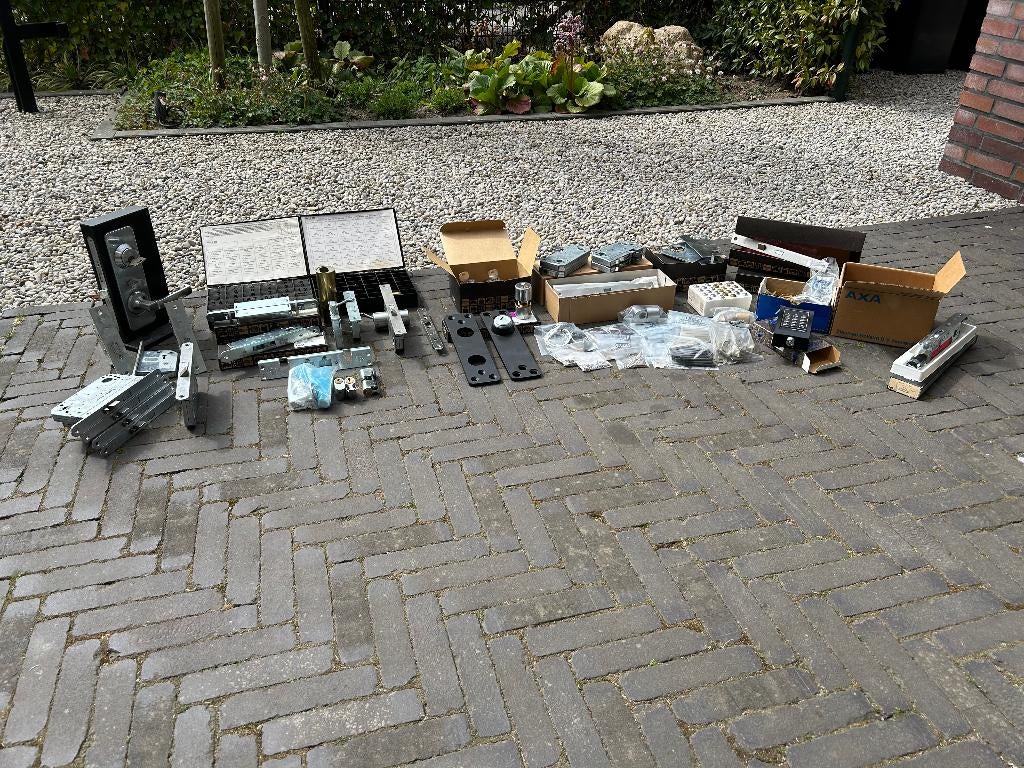 Partij ASSA sloten, cilinders & acc. + FAG klaviersloten, Ophalen, Zo goed als nieuw, Slot