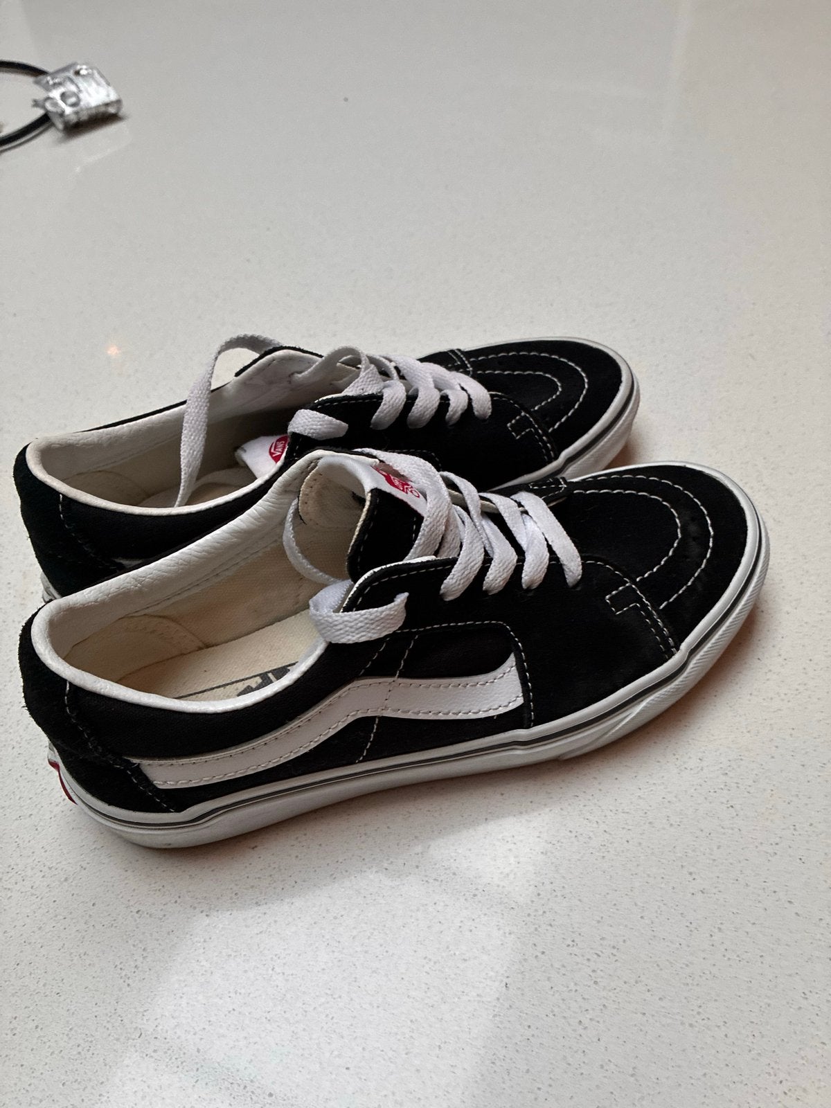 Vans Sk8-Low sneakers zwart - Zo goed als nieuw, Kleding | Dames, Schoenen, Ophalen of Verzenden, Zo goed als nieuw, Zwart, Sneakers of Gympen