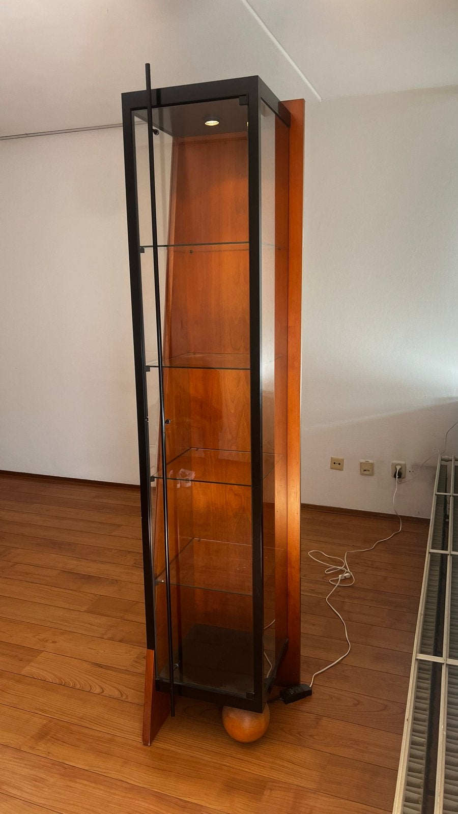 Stijlvolle vitrinekast met verlichting en glazen planken, Ophalen, Met plank(en), Minder dan 50 cm, 200 cm of meer