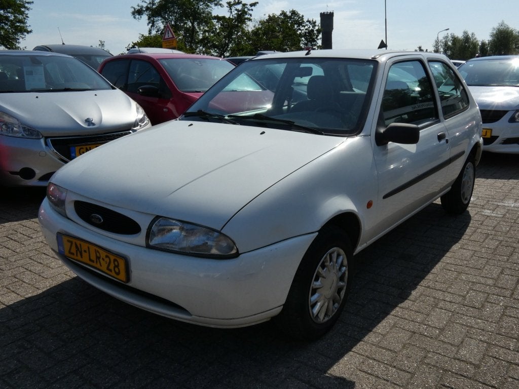 Ford Fiesta 1.3-16V Trend AIRCO & NWE APK (bj 1999), Voorwielaandrijving, 1242 cc, Wit, Handgeschakeld