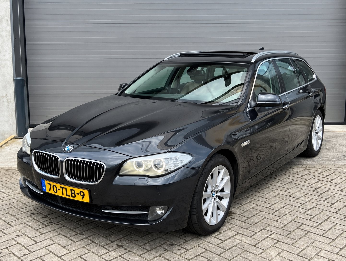 Grijze Luxe BMW 5-Serie 528i Touring/Panorama/Leder/Navi!, Auto's, Automaat, Dealer onderhouden, Achterwielaandrijving, 2000 kg