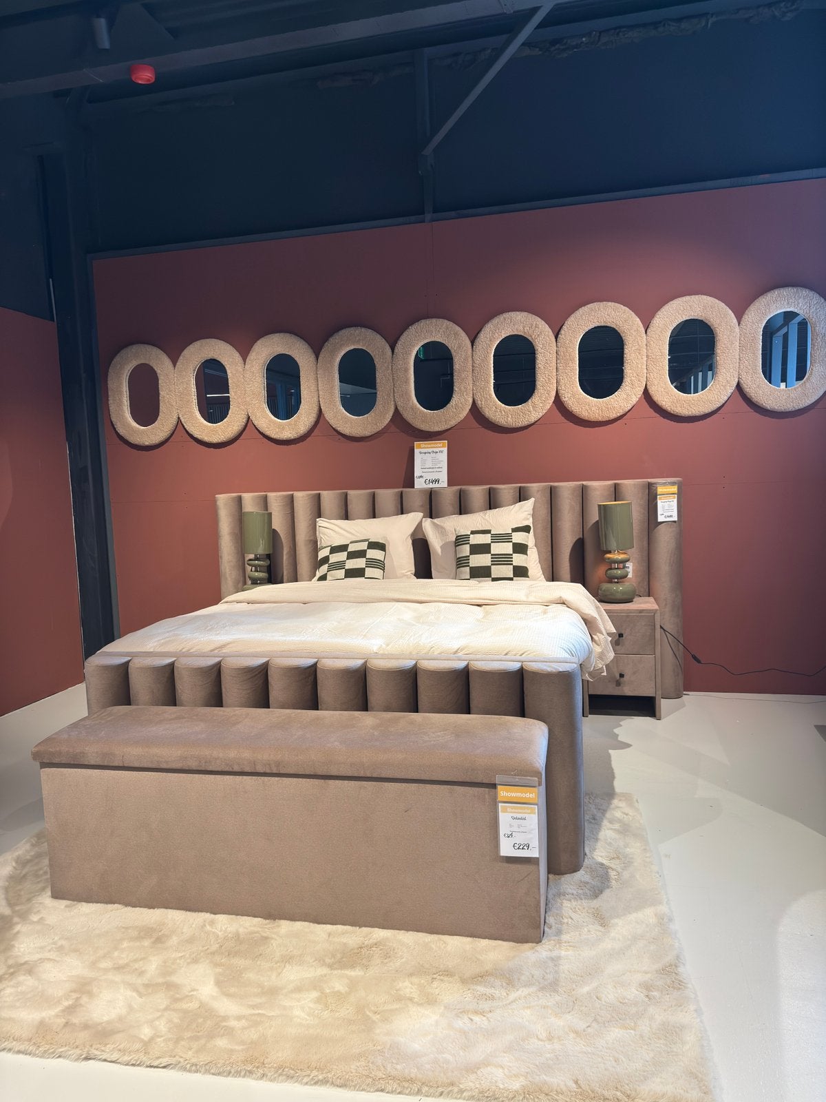 SHOWROOM MODEL STRIPE INCL NACHTKAST EN VOETENBORD, Ophalen, 180 cm, Stof, Nieuw