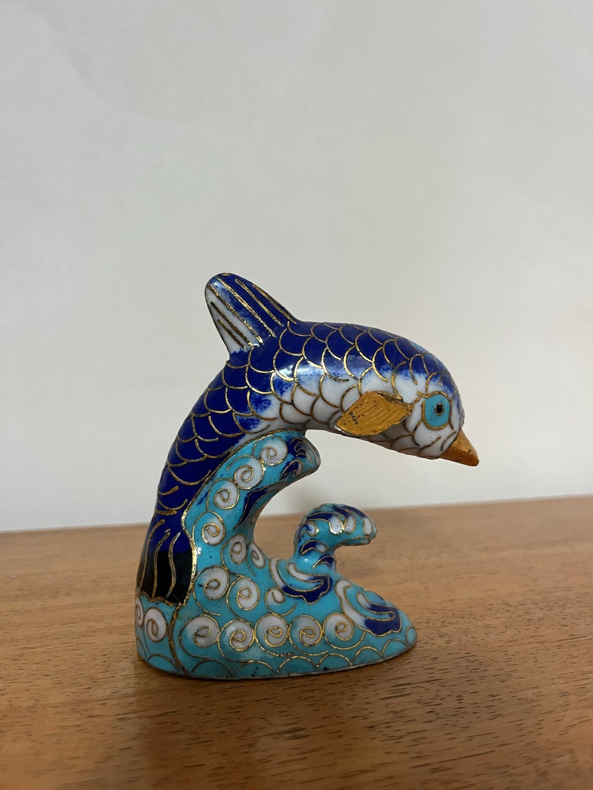Cloisonné beeldje emaille dolfijn op golf goudkleurig, Ophalen of Verzenden