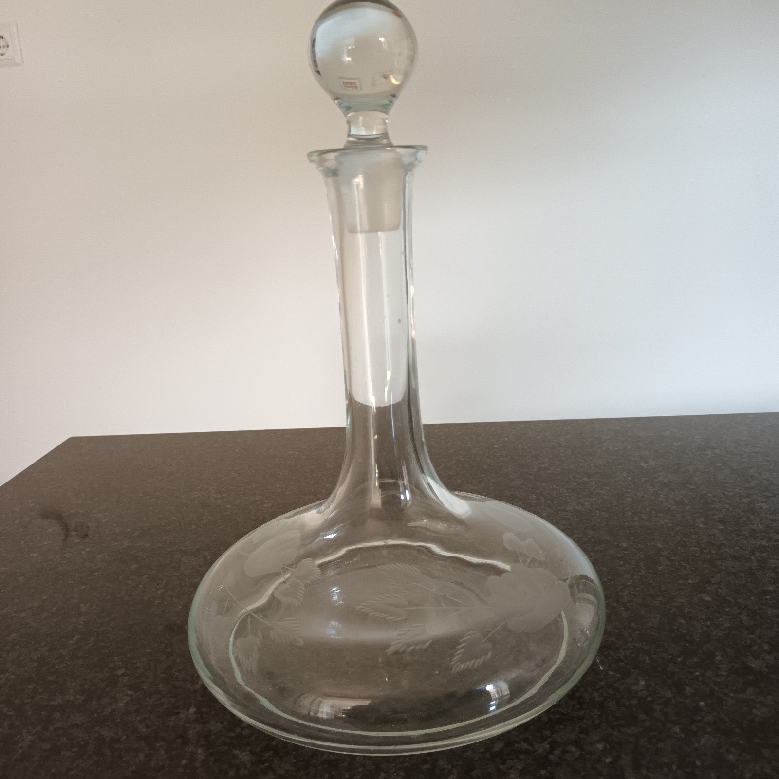 Antieke glazen karaf met gegraveerde bloemen, Ophalen of Verzenden