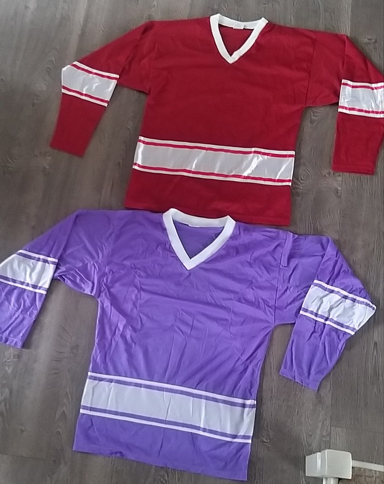 Te koop: 2 x rugbyshirt Paars en Rood - carnaval, Ophalen