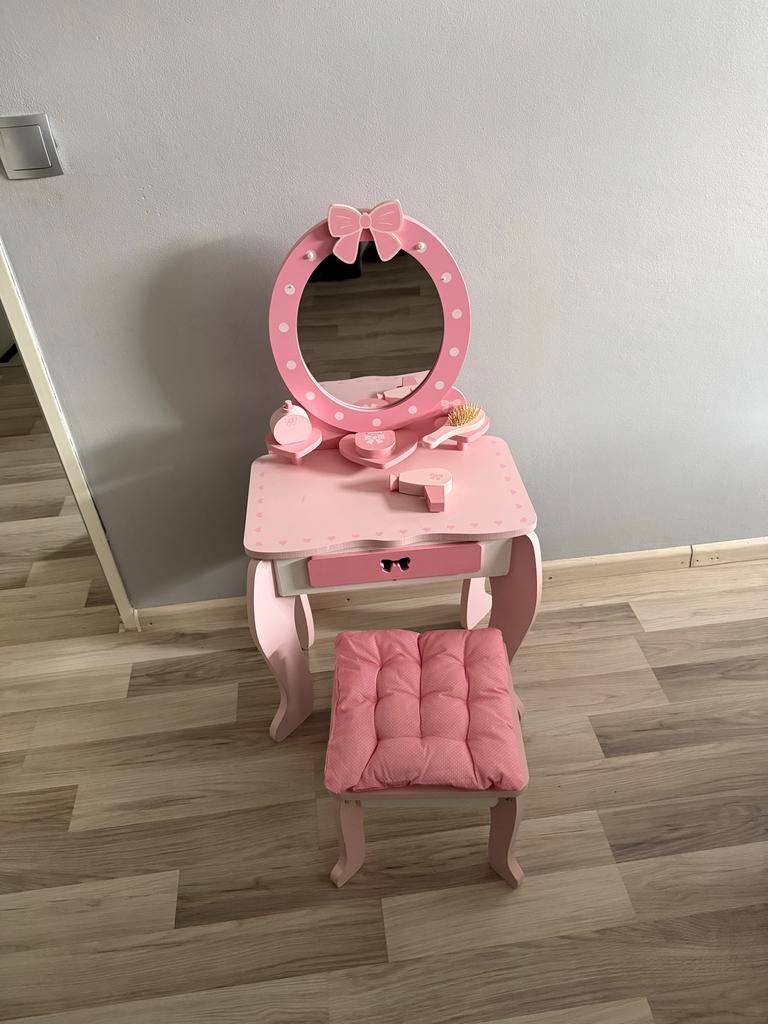 Roze houten kaptafel met krukje en accessoires, Kinderen en Baby's, Speelgoed | Houten speelgoed, Ophalen, Gebruikt, Meubelstuk of Keukentje