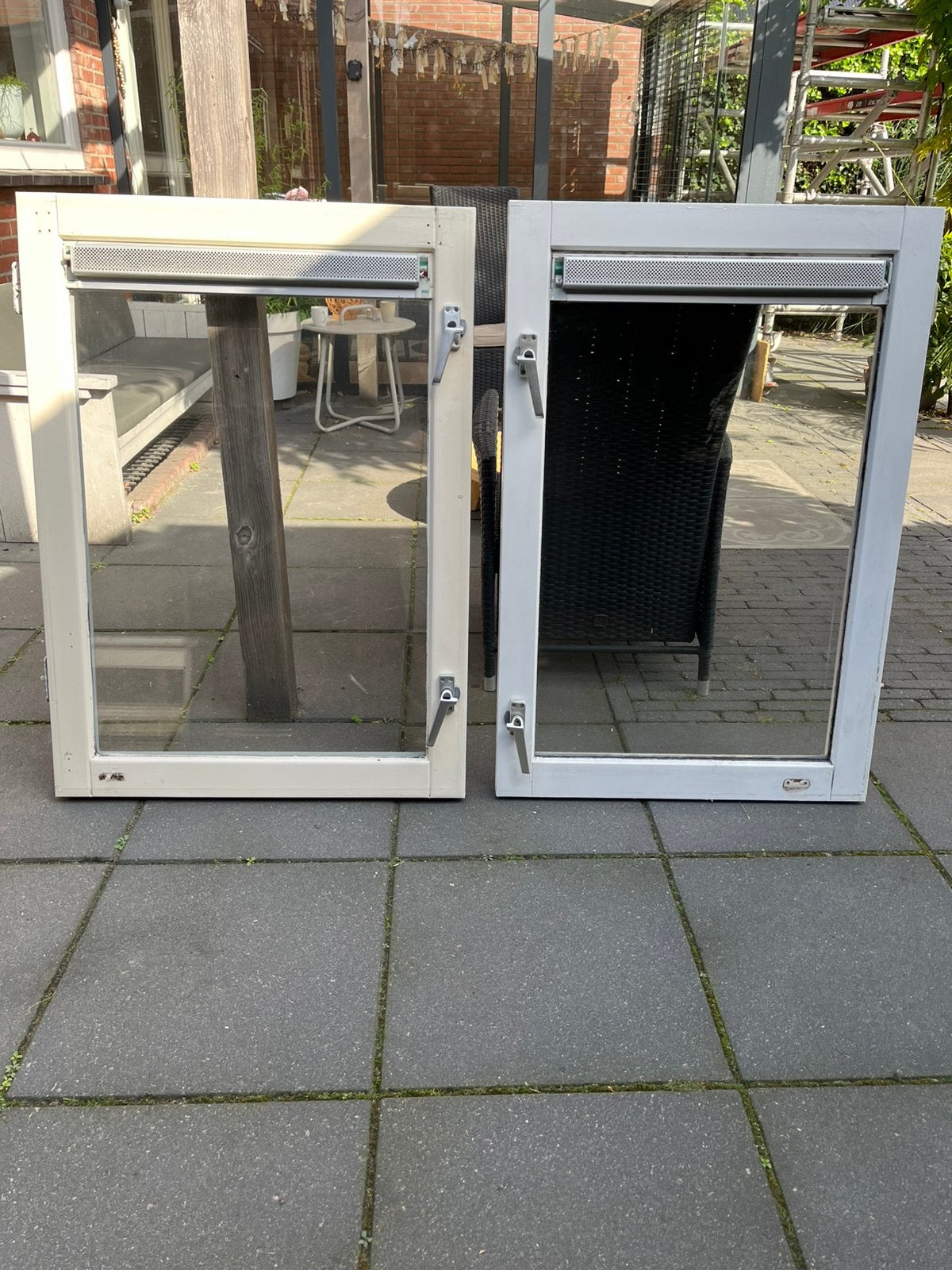 2 Draairamen met dubbel glas en rooster (hardhout), Ophalen, Raamkozijn, Zo goed als nieuw, 75 tot 150 cm