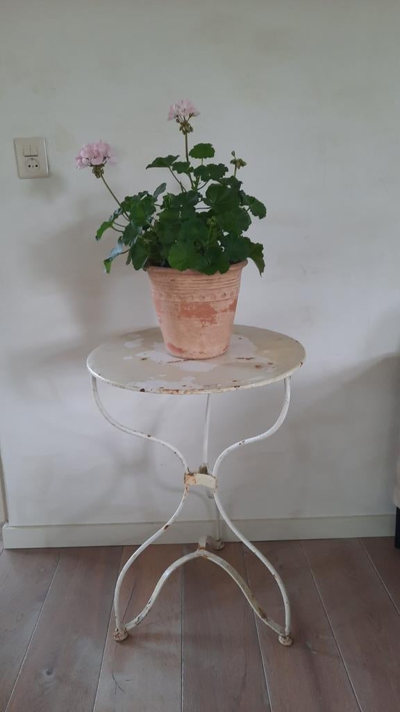 Antiek ijzeren tafeltje (nuzzelspul), Huis en Inrichting, Tafels | Bijzettafels, Ophalen, Rond, Minder dan 55 cm, 60 cm of meer