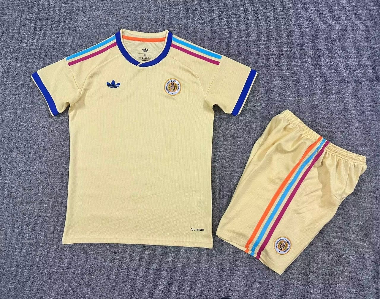Curaçao tenue maat 26 (146-155 cm), Sport en Fitness, Voetbal, Ophalen of Verzenden, Nieuw, Overige typen
