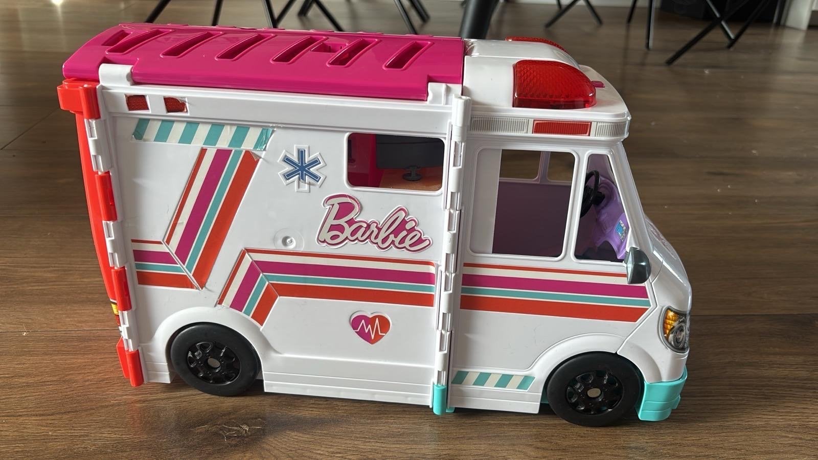 Barbie ambulance met accessoires, Ophalen of Verzenden, Gebruikt