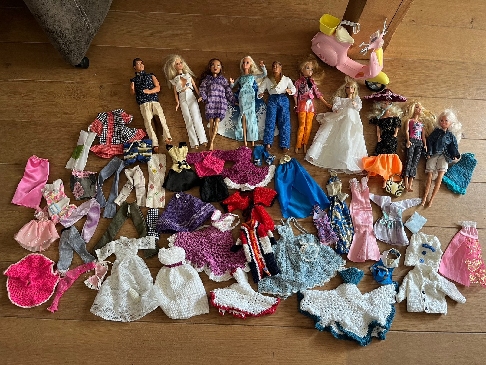 Heel veel Barbie poppen, scooter en mega veel kleertjes., Ophalen of Verzenden, Zo goed als nieuw, Barbie