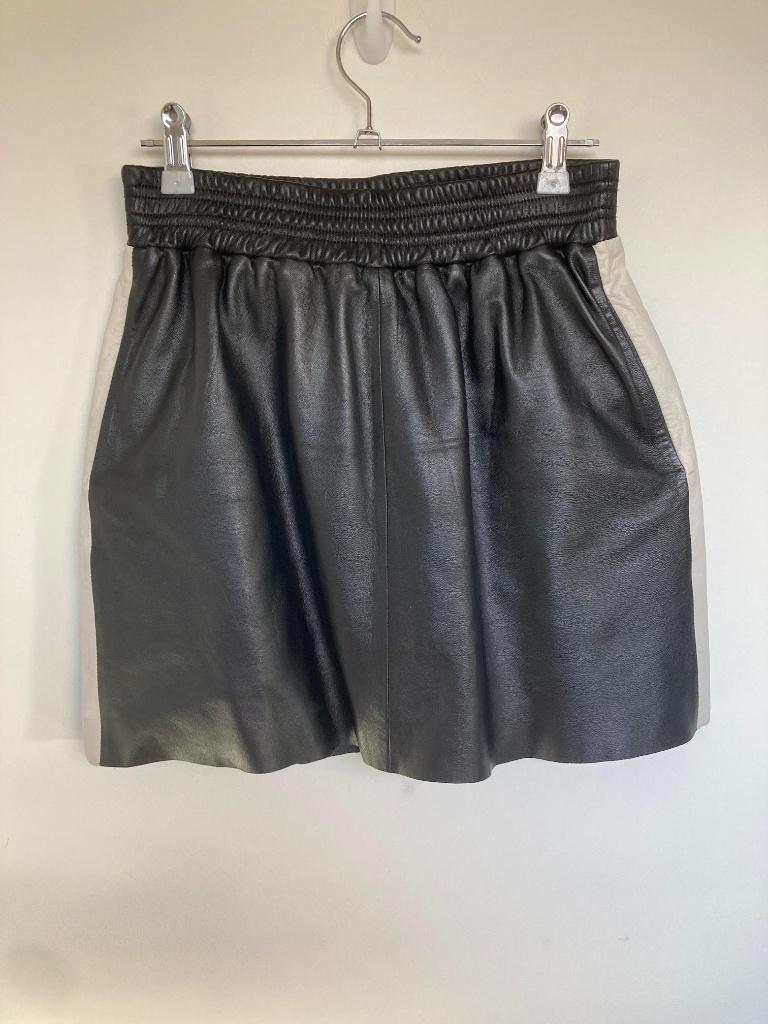 Arma zwart leren rok met wit mini skirt maat 36, Customerservice@armastore.com, Zwart, Arma, Zo goed als nieuw