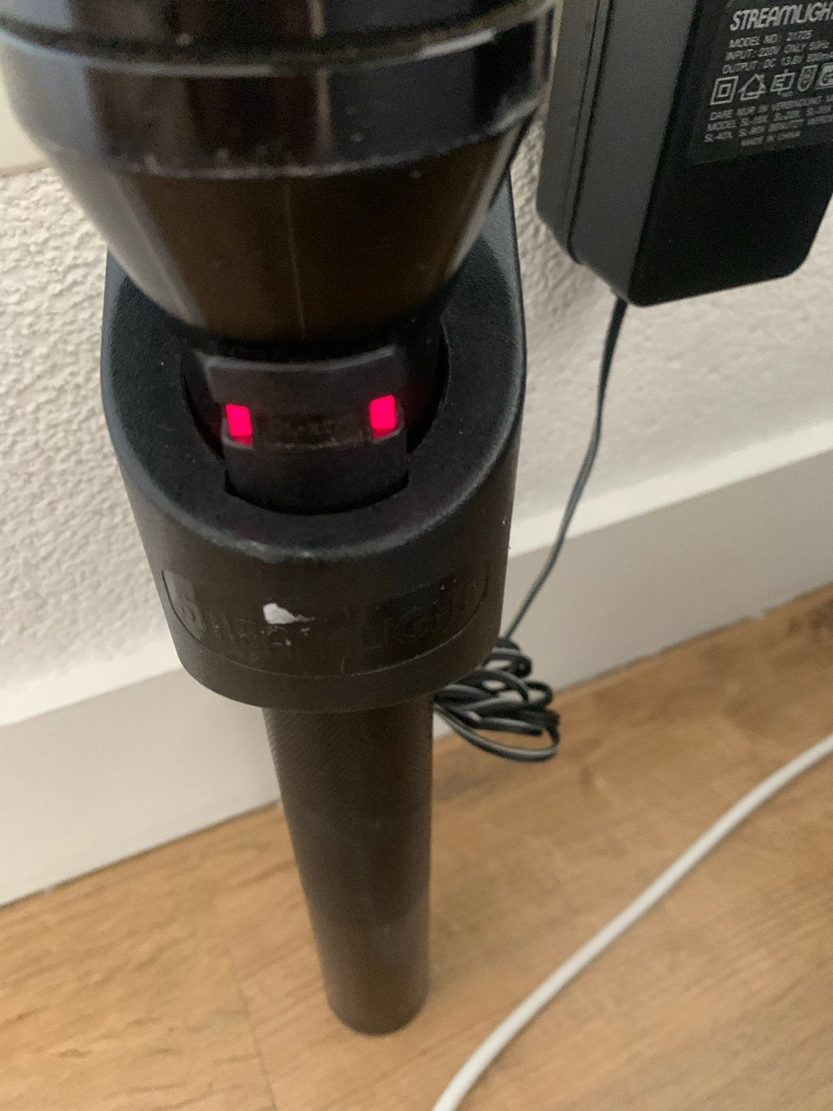Maglite Oplaadbare zaklamp met lader, Caravans en Kamperen, Zaklampen, Ophalen of Verzenden, Gebruikt, Accu