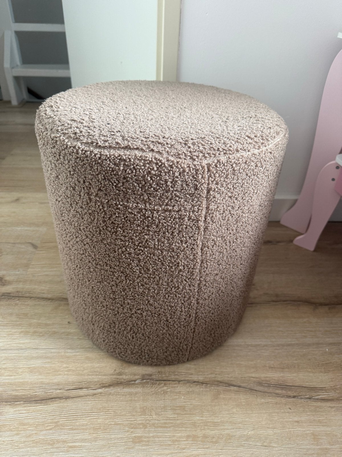 Mooie poef/hocker in bruine teddy stof, Ophalen, Zo goed als nieuw, Overige materialen