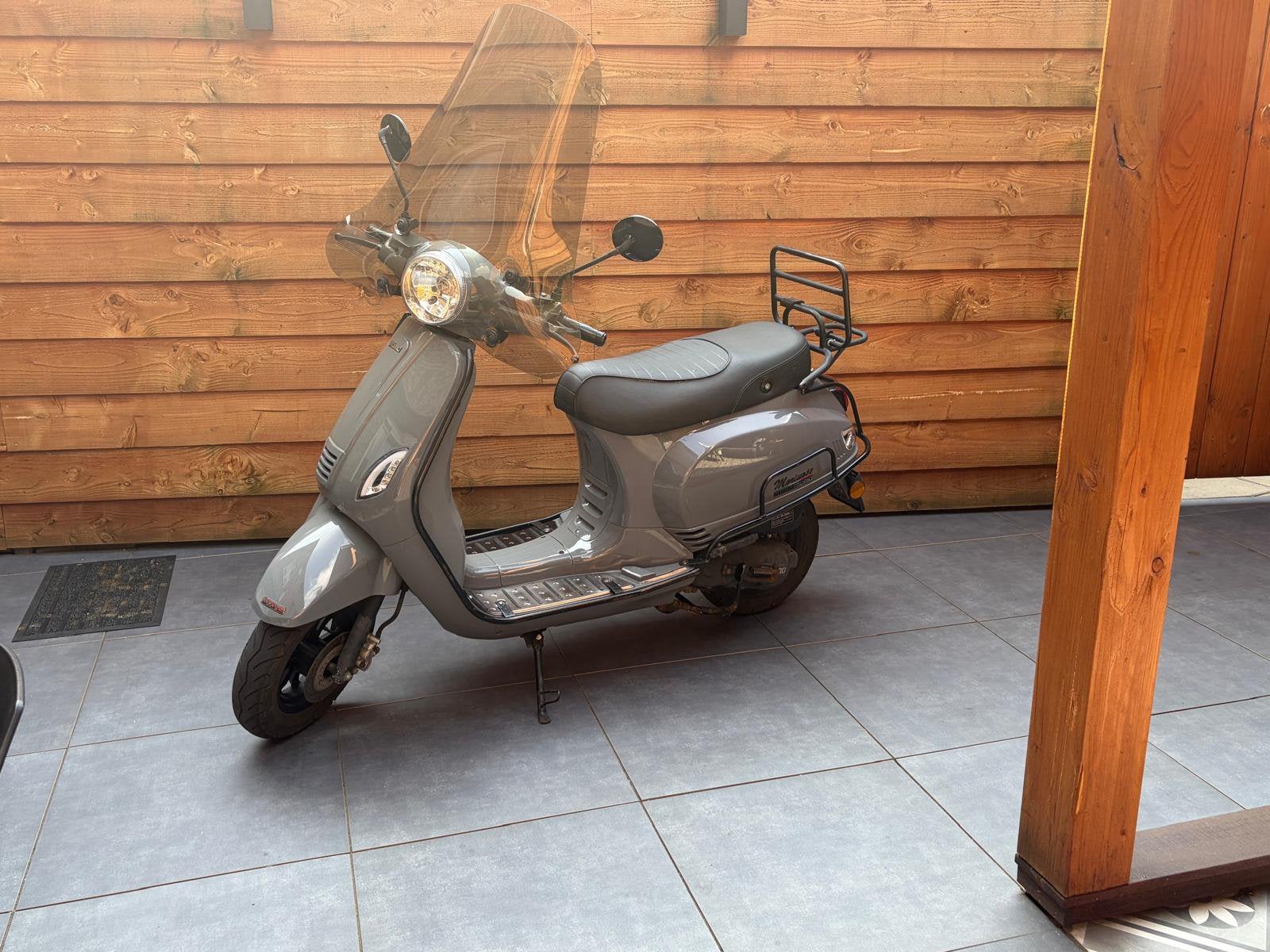 Grijze momo scooter, Zo goed als nieuw, Benzine, Ophalen, Overige merken