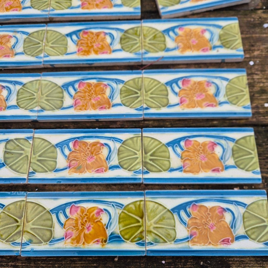 22 antieke randtegels 15x7,5 cm decor in relief, Ophalen