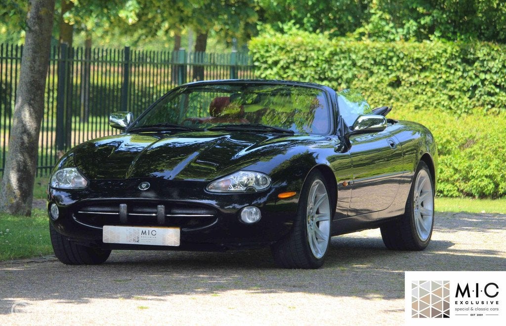 Topstaat XK8 4.0 V8 Cabrio | Black on Red! | Inruil mogelijk, Auto's, Achterwielaandrijving, Gebruikt, 8 cilinders, Cabriolet