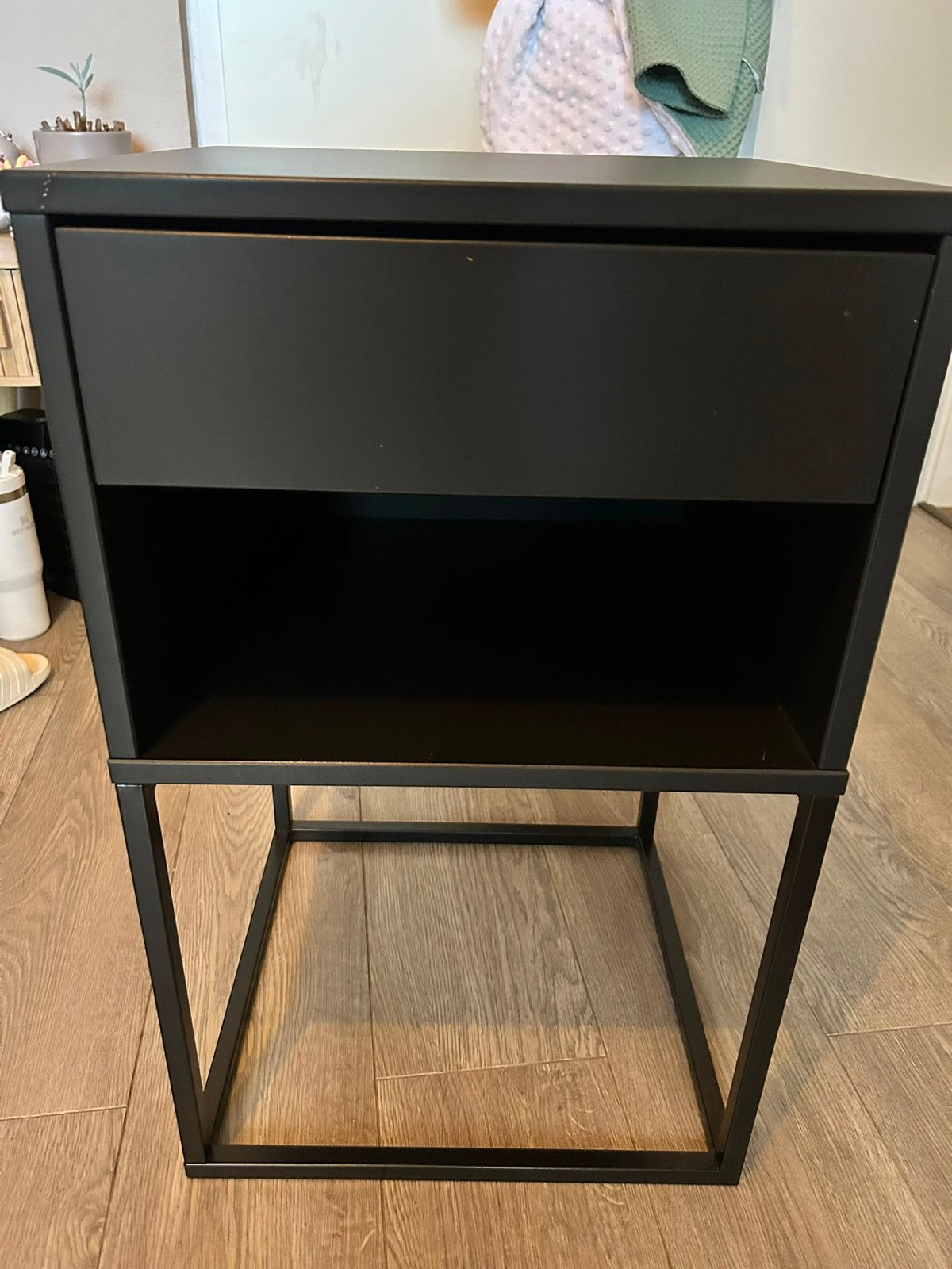 Zwart nachtkastje met lade en open vak, Ophalen, Overige materialen, Minder dan 55 cm, Gebruikt