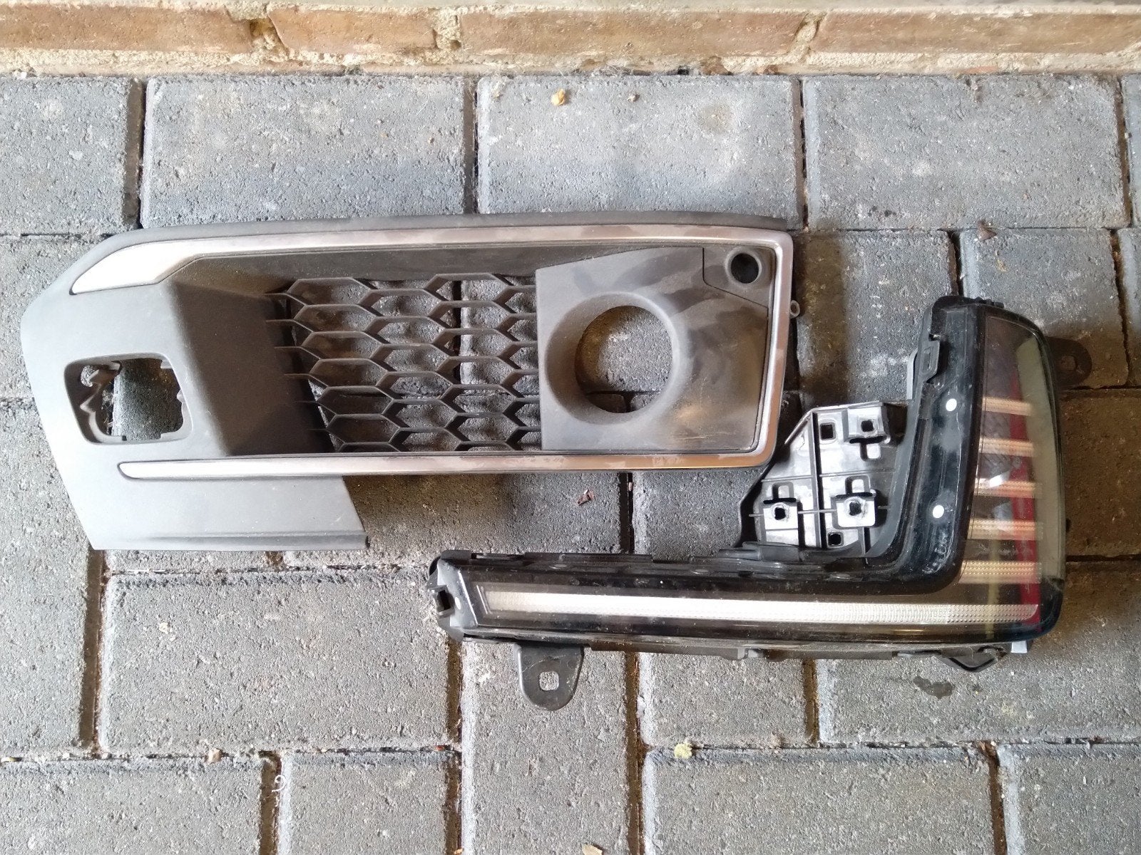 Audi Q7 rechter koplamp + bumperrooster set, Auto-onderdelen, Ophalen of Verzenden, Gebruikt, Audi