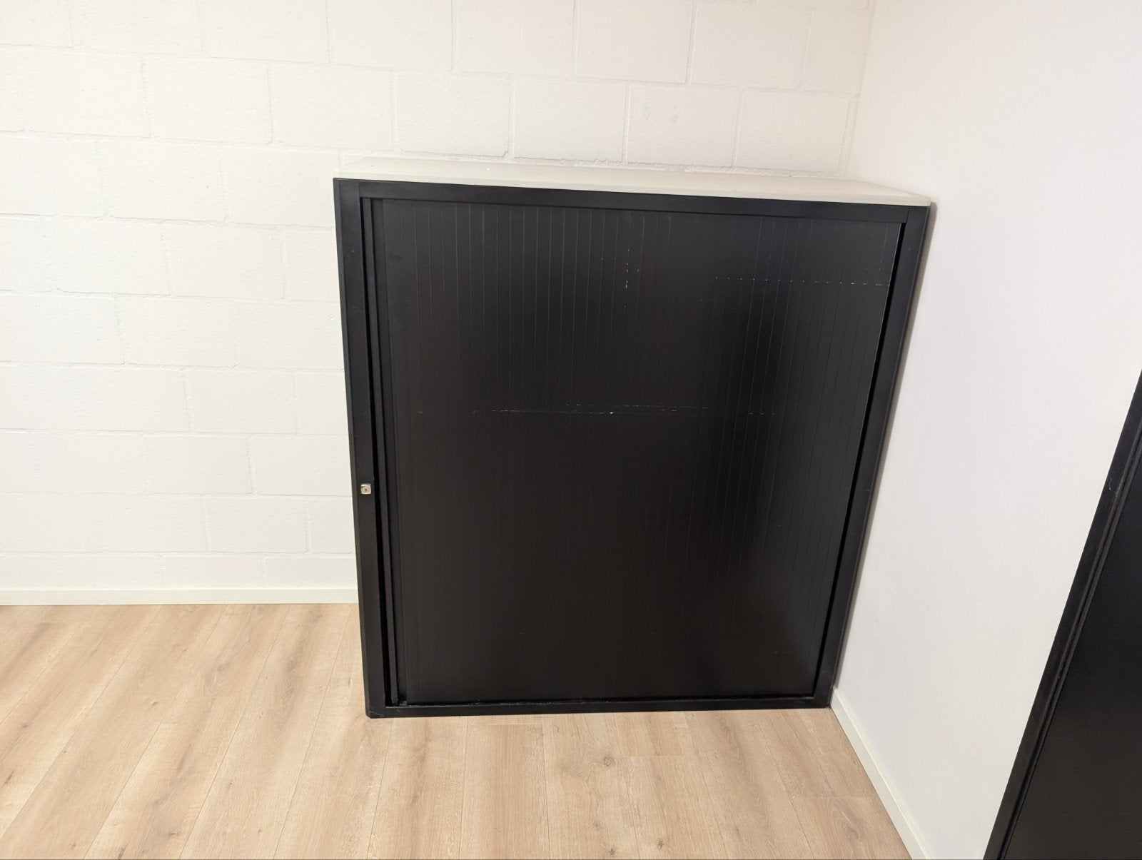 Kantoor kast roldeur, Ophalen