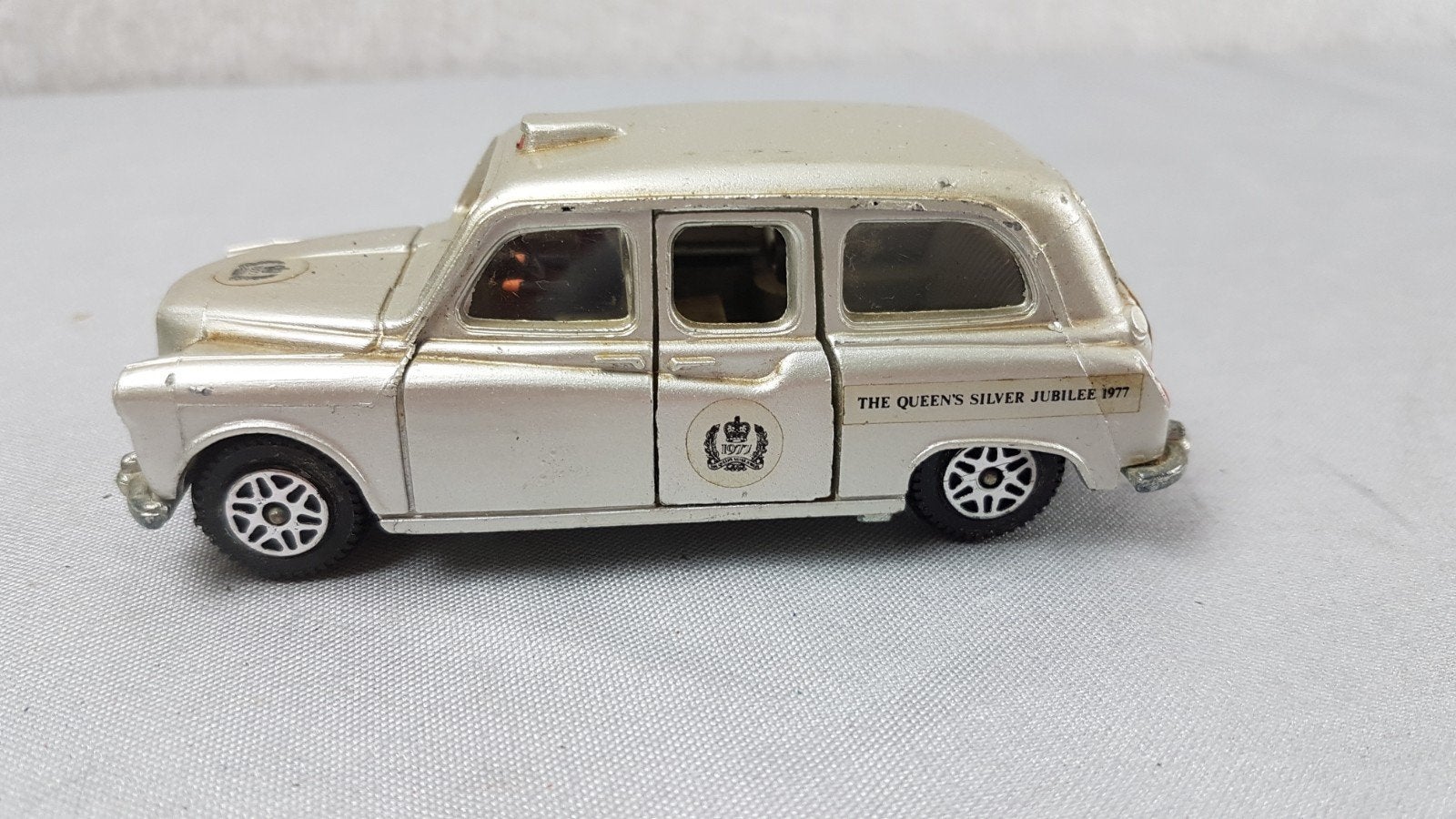Dinky Toys Austin Taxi - The Queen's Silver Jubilee 1977, Ophalen of Verzenden, Gebruikt, Auto