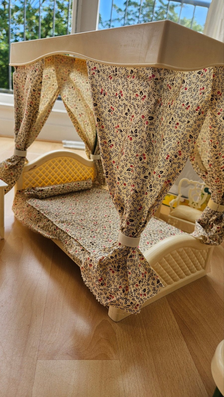 Fleur hemelbed met toebehoren, Kinderen en Baby's, Speelgoed | Poppenhuizen, Ophalen, Gebruikt, Toebehoren