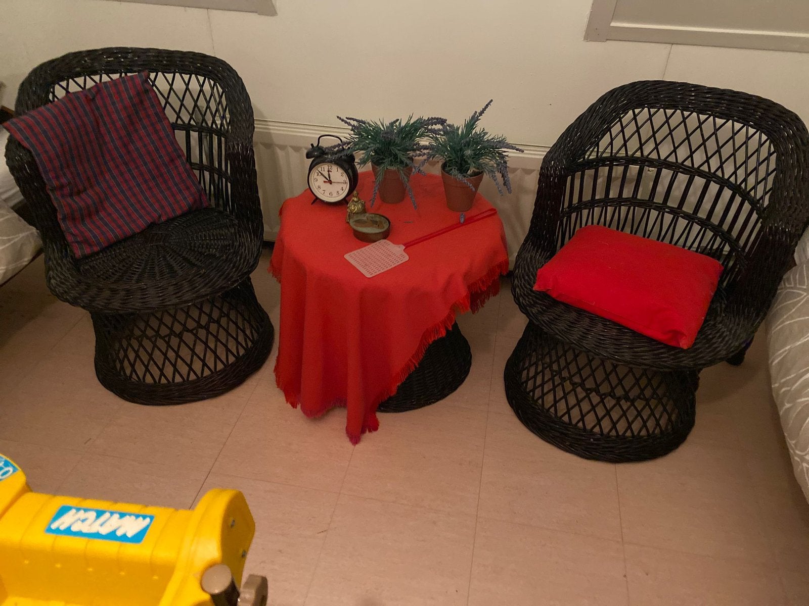 Rotan, Riet, Retro stoelen en bij passende tafel, Huis en Inrichting, Ophalen, Gebruikt, Bruin, Twee