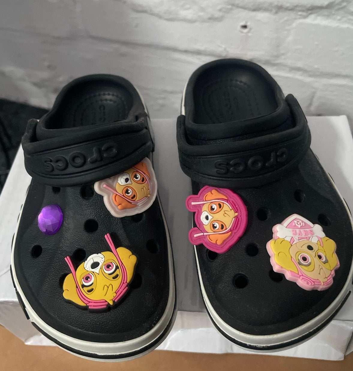 Zwarte Crocs met Paw Patrol Jibbitz - Maat 8 (EU 25), Ophalen, Gebruikt, Jongen of Meisje, Schoenen