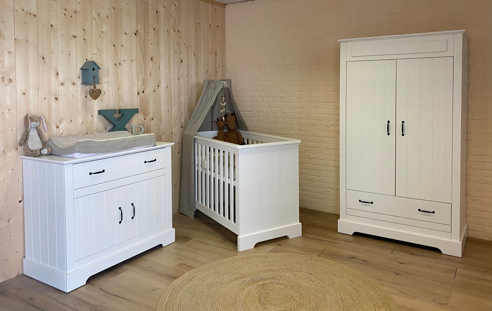 Landelijke babykamer – kast, commode en ledikant, Ophalen, Zo goed als nieuw, Jongetje of Meisje