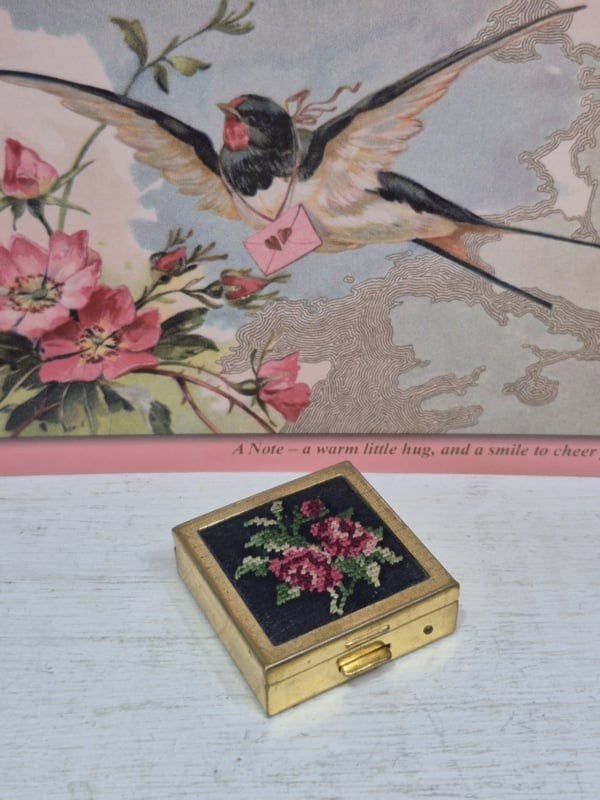 pillendoosje met Petit point borduurwerk, Antiek en Kunst, Ophalen of Verzenden