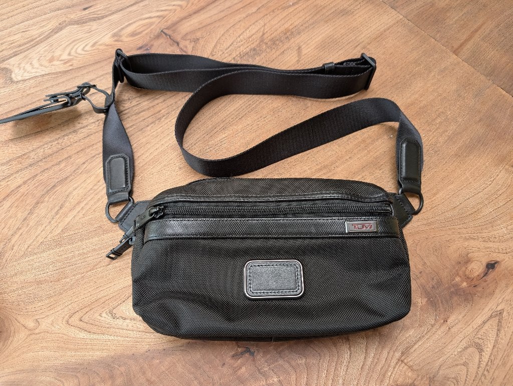 Tumi Alpha East West Sling, Ophalen of Verzenden, Zo goed als nieuw, Zwart, Overige merken