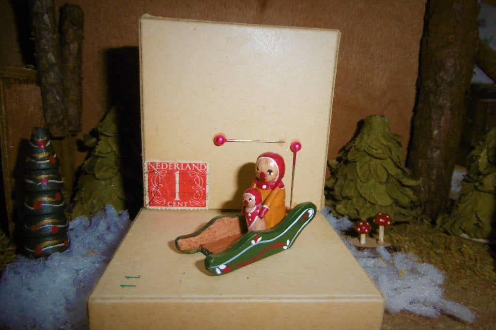 Oud houten miniatuur popje slee kerst speelgoed winkel pop, Verzenden