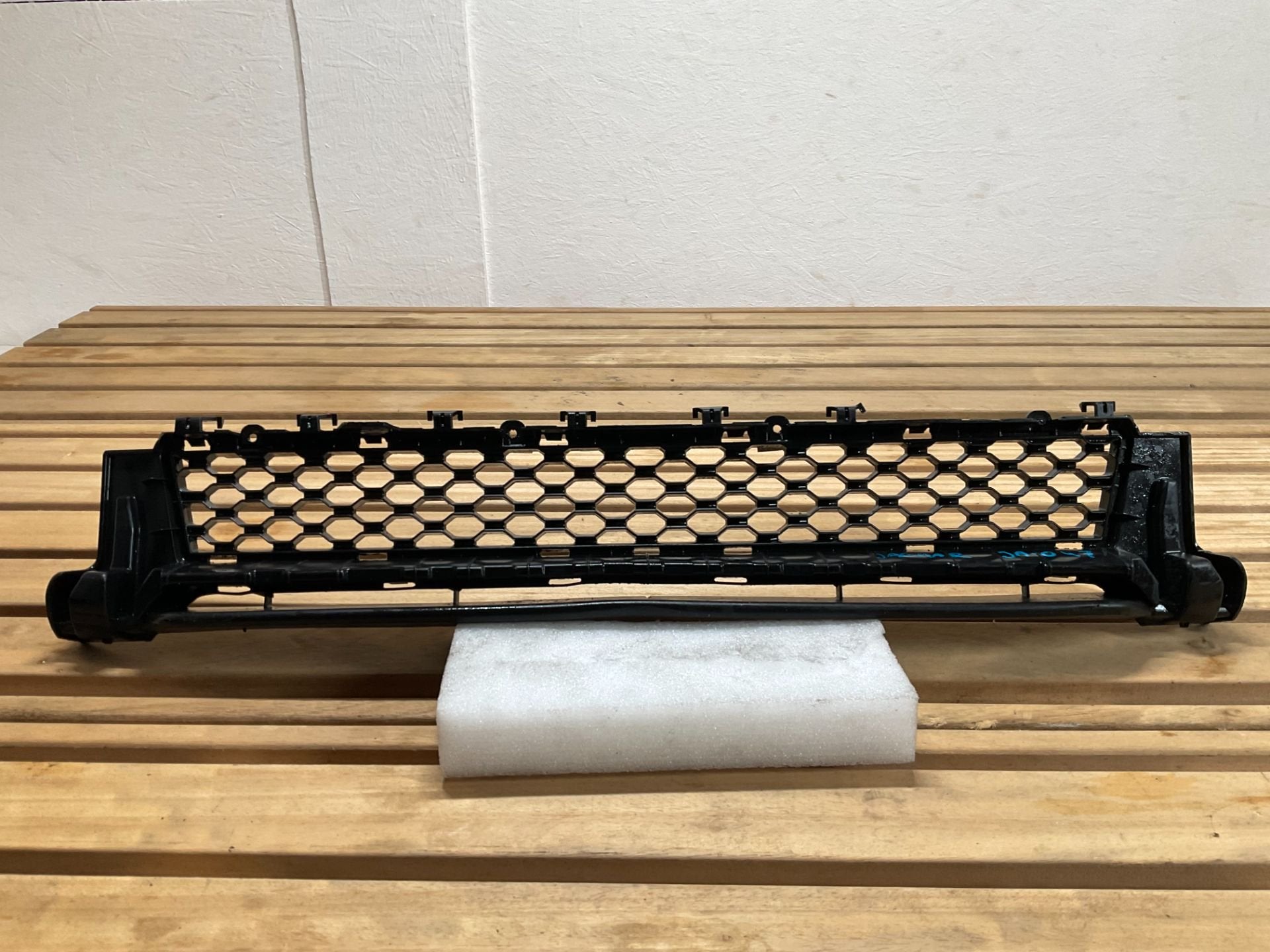 Bumper Grill Jaguar XE X760 15 GX7317H750AA Bumper rooster, Gebruikt, Abbey Road, Whitley 1
CV3 4LF  Coventry, Jaguar, Jaguar Land Rover Limited